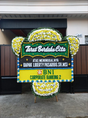 Papan Bunga Duka di Sumobito