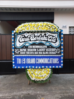 Papan Bunga Duka di Sumobito